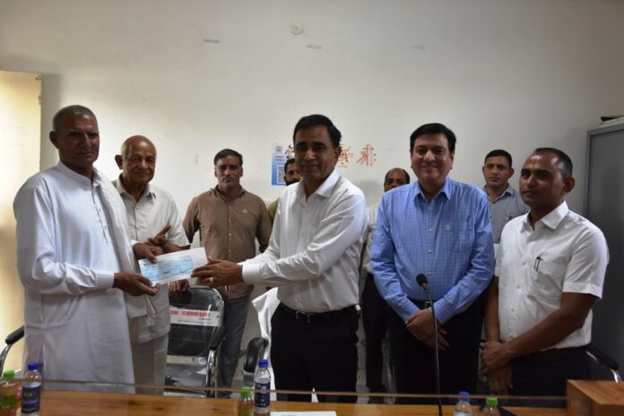 Panipat News/DC Virendra Dahiya distributed cheque for fodder etc. to 13 Gaushalas