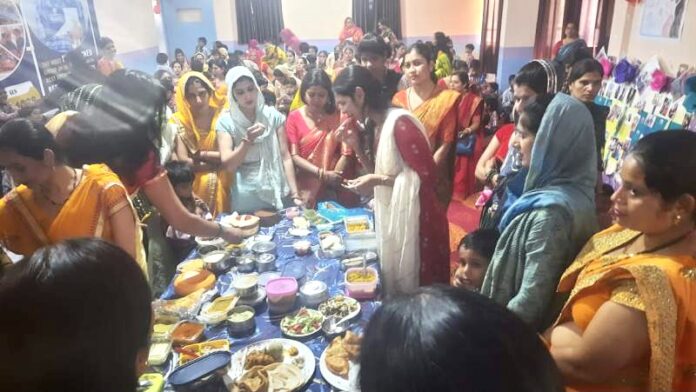 श्रीकृष्णा स्कूल सीहमा में मास्टर शैफ कार्यक्रम के दौरान घर से खाना बनाकर लेकर आई माताएं