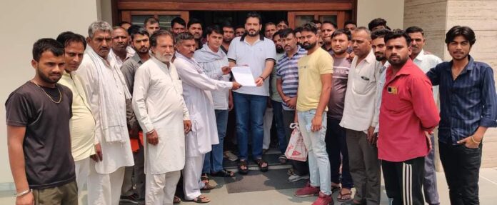 Panipat News/Auto union submitted memorandum to Devendra Kadian