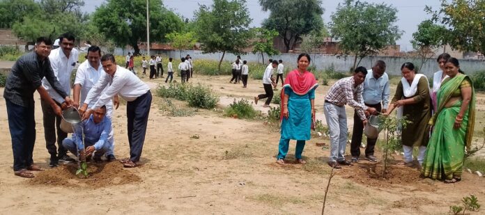 औषधीय पौधे लगाकर अध्यापक ने मनाया 50 वां जन्म दिवस