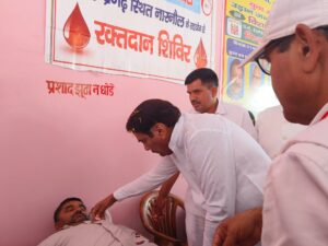 रक्तदान शिविर कार्यक्रम में संबोधित करते ऊर्जा एवं जेल मंत्री चौधरी रणजीत सिंह चौटाला।