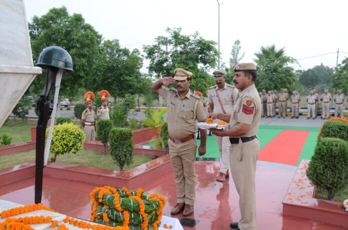 पुलिस जवानों को करनाल पुलिस ने किए श्रद्धासुमन अर्पित