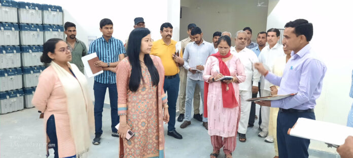 ईवीएम मशीन का निरीक्षण करती उपायुक्त मोनिका गुप्ता