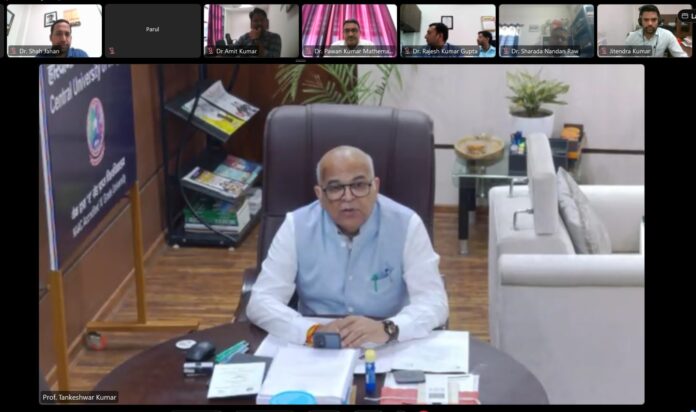 ऑनलाइन कार्यशाला के उद्घाटन सत्र को संबोधित करते कुलपति प्रो. टंकेश्वर कुमार।