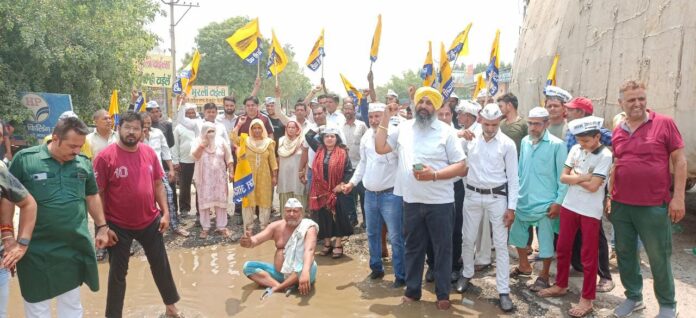 Panipat News/AAP Protest Against Broken Sanauli Road