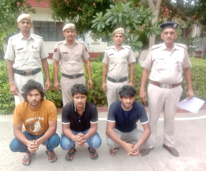 पुलिस गिरफ्त में आरोपित।