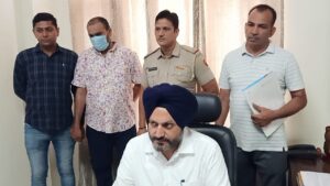 आरोपी और पुलिस द्वारा पकड़े गए अवैध हथियार