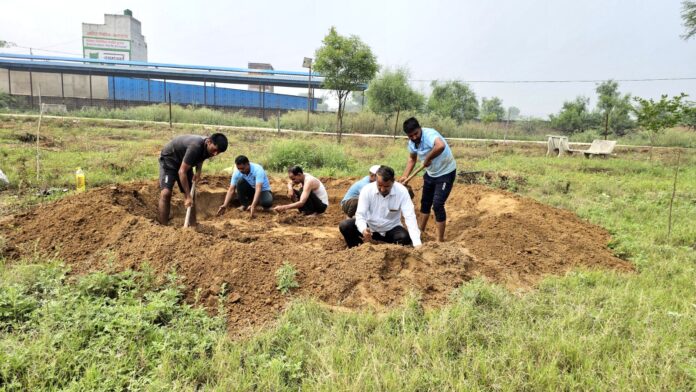 गांव रिवासा में जल तलैया बनाते ममाज टीम के सदस्य।