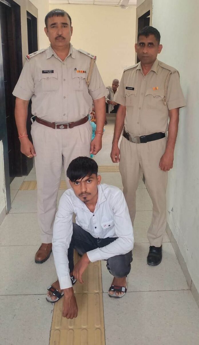 पुलिस की गिरफ्त मेंं पकड़ा गया आरोपित ।