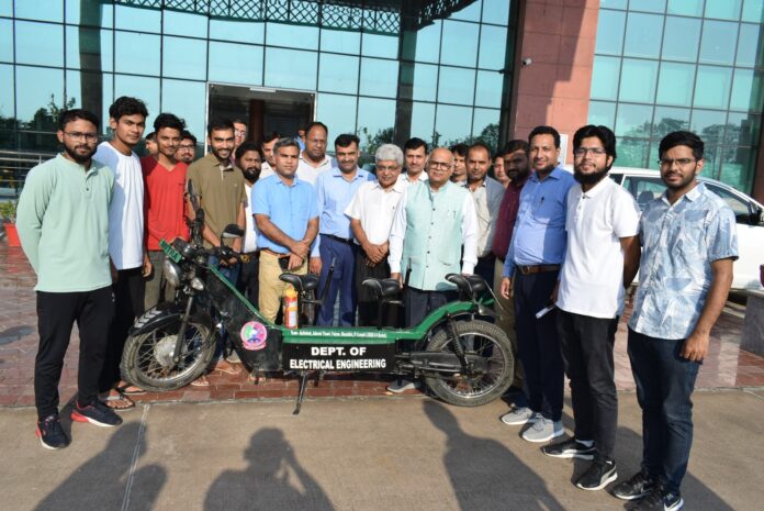 इलेक्ट्रिक स्कूटर मित्रा बनाने वाली टीम के साथ कुलपति प्रो. टंकेश्वर कुमार।
