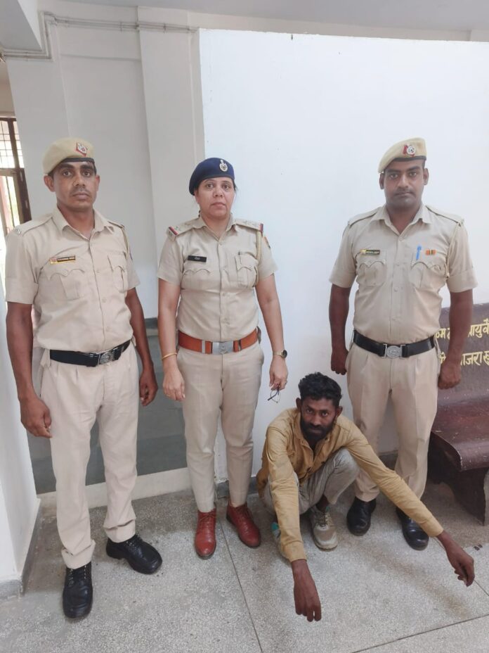 पुलिस गिरफ्त में आरोपित।