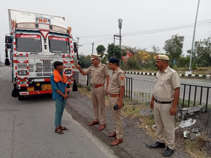 सिखाया यातायात नियमों का सबक