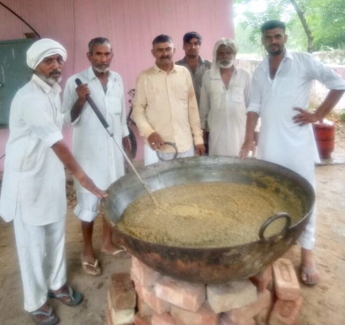 मीठे चावल का प्रसाद बनाते गांव अगिहार के ग्रामीण।