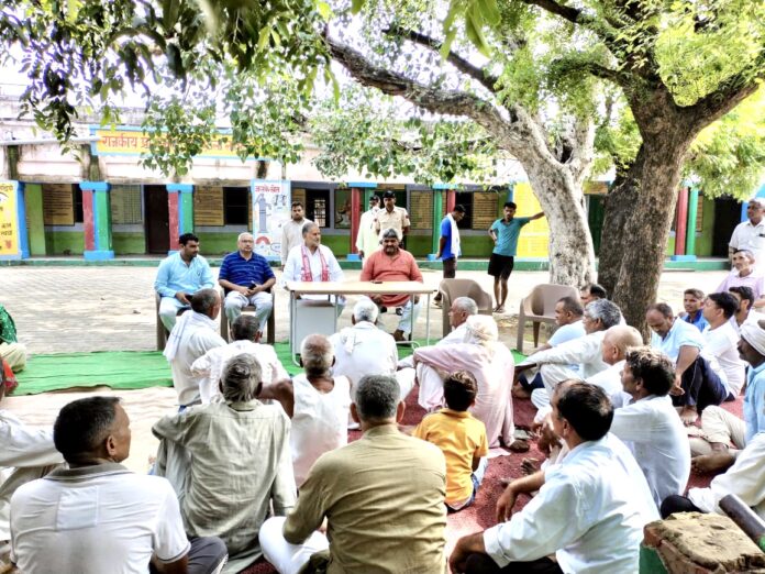 गांव लवण में ग्रामीणों की समस्या सुनते पूर्व शिक्षामंत्री रामबिलास शर्मा।