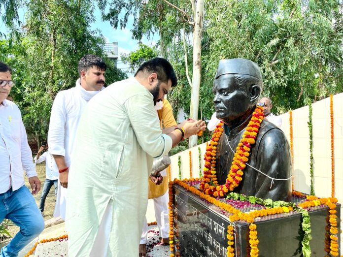 पूर्व मुख्यमंत्री स्व पंडित भगवत दयाल की समाधि पर माल्यार्पण करते रास सांसद कार्तिकेय शर्मा।