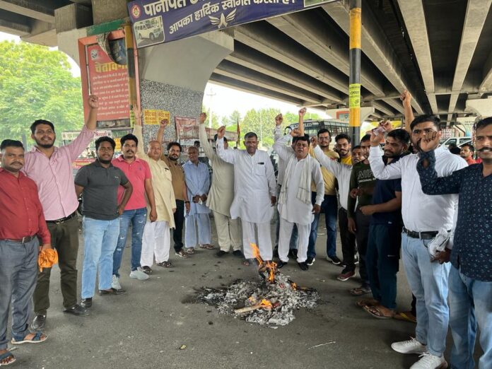 Rajput Society Burnt The Effigy Of CM And Education Minister