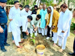 बेरी स्थित स्वराज गंज में आयोजित सम्मान समारोह को संबोधित करते रास सांसद कार्तिकेय शर्मा।