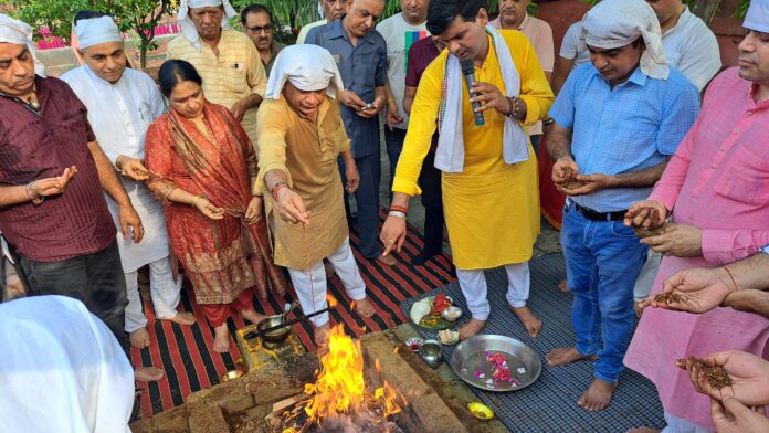 कैथल स्थित शिव वाटिका में हवन यज्ञ करते हुए सदस्य