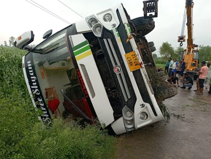 Bus full of Shyam Bhakts Overturned