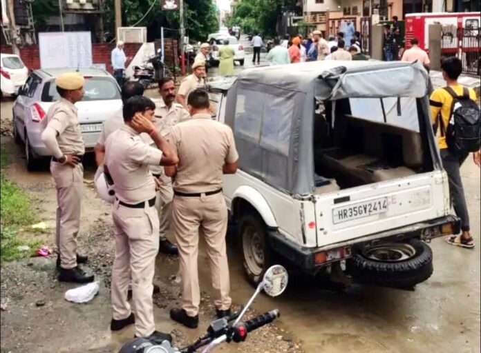  मौके पर जांच करती पुलिस।