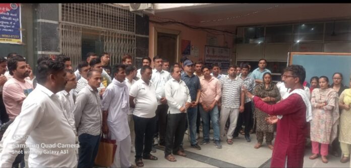 हड़ताल की रणनीति तैयार करते हुए कर्मचारी नेता