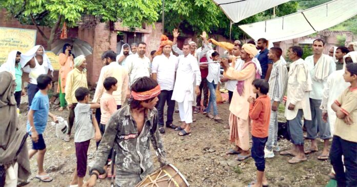 काली मां के भंडारे में जेजेपी जिला प्रधान डॉ. मनीष शर्मा को सम्मानित करते हुए।