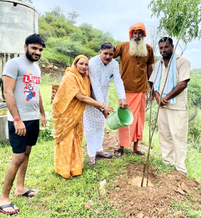 पौधारोपण करते सेवानिवृत्त प्रवक्ता अशोक कुमार शर्मा।