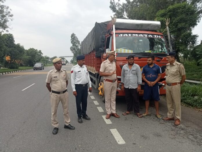 यातायात नियमों के बारे में जागरूक किया