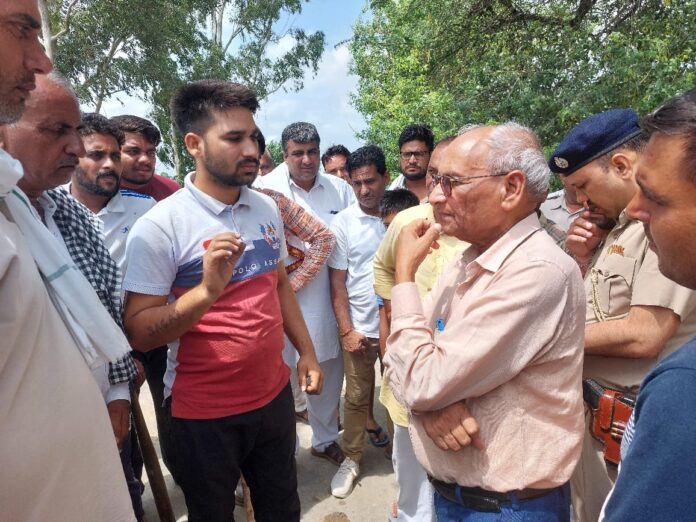 जानवरों के आतंक से डरे लोगों ने विधायक रामकुमार कश्यप से की मुलाकात