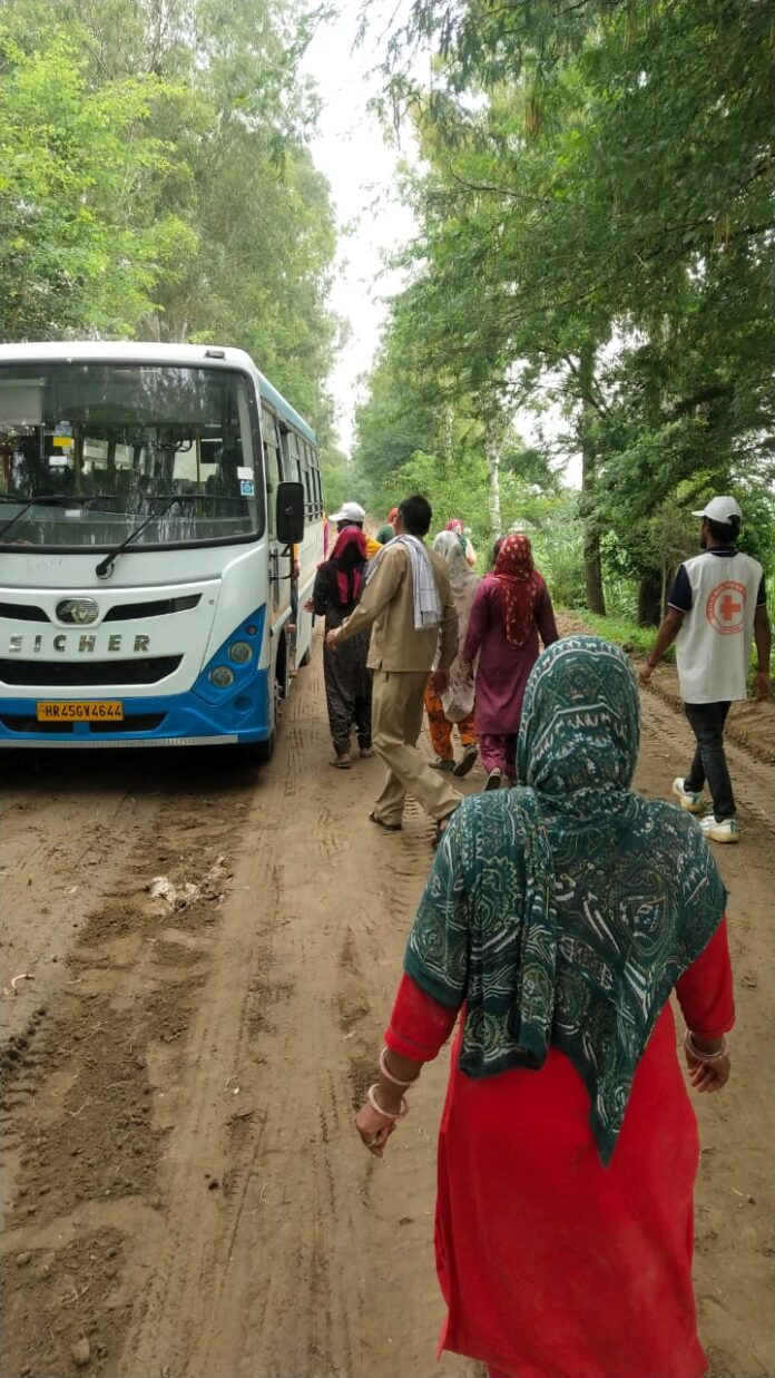 जलभराव वाले क्षेत्रों में पहुंचाया गया पका हुआ भोजन