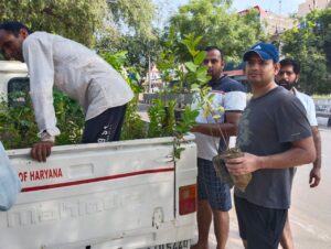 वन विभाग की ओर से लगाई स्टाल से पौधे प्राप्त करते नागरिक।