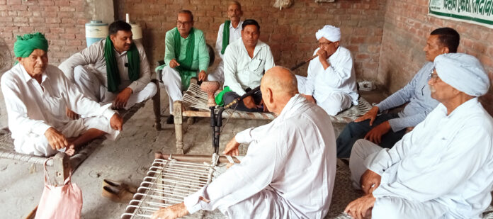 किसान भवन में आयोजित बैठक में विचार विमर्श करते हुए भाकियू नेता।