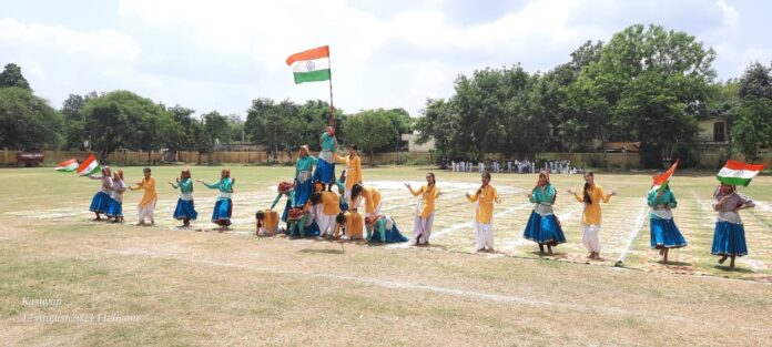 रिहर्सल करते स्कूली बच्चे।