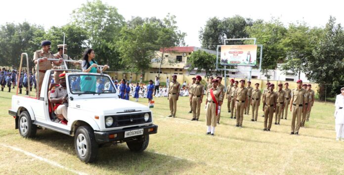 परेड का निरीक्षण करती डीसी मोनिका गुप्ता।