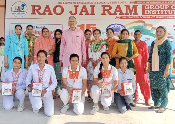 विजेता विद्यार्थियों को सम्मानित करते संस्था के चेयरमैन डॉ. हरिसिंह यादव व स्टाफ सदस्य।