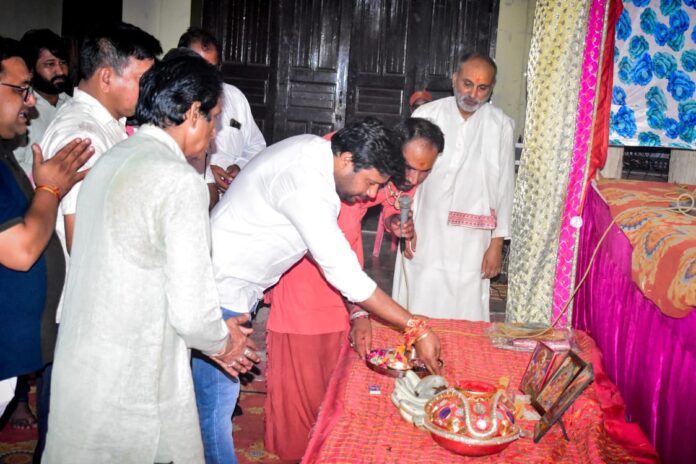 दीप प्रज्वलित कर रासलीला का शुभारंभ करते मुख्य अतिथि व अन्य।