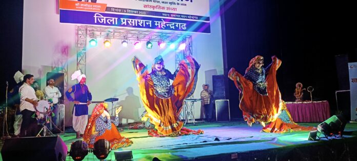 संस्कृत कार्यक्रम में अपनी प्रस्तुति देते कलाकार।