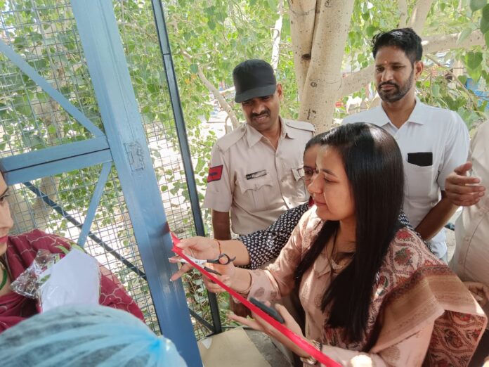 कैंटीन का शुभारंभ करती डीसी मोनिका गुप्ता