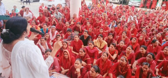 सरकार के खिलाफ प्रदर्शन करते हुए आशा वर्कस व गिरफ्तारियां देते हुए आशा वर्कर।