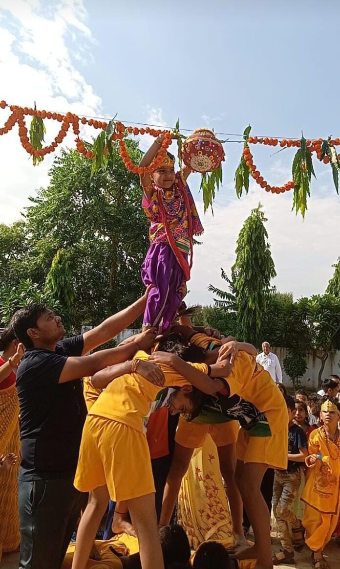 श्रीकृष्णा स्कूल सीहमा में कार्यक्रम के दौरान प्रस्तुति देते विद्यार्थी।