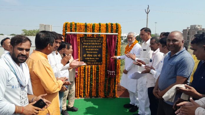 परियोजना का शिलान्यास करते हुए विधायक लीला राम व परियोजना के बारे में जानकारी लेते हुए विधायक।