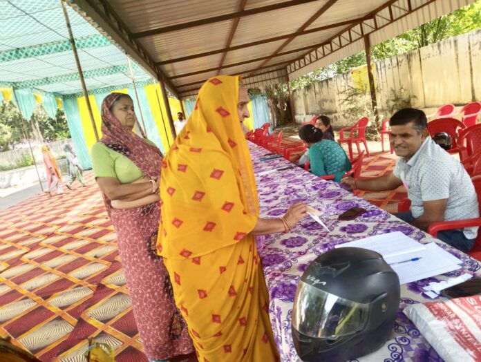 मेले में विभिन्न योजनाओं का लाभ उठाते आमजन ।
