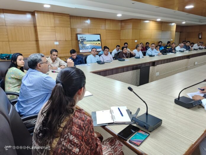 अधिकारियों की बैठक लेते हरियाणा राज्य प्रदूषण नियंत्रण बोर्ड के अध्यक्ष पी राघवेंद्र राव।