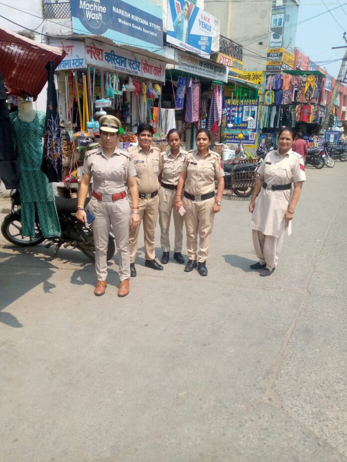 शहर में गश्त करते हुए पुलिस कर्मी।