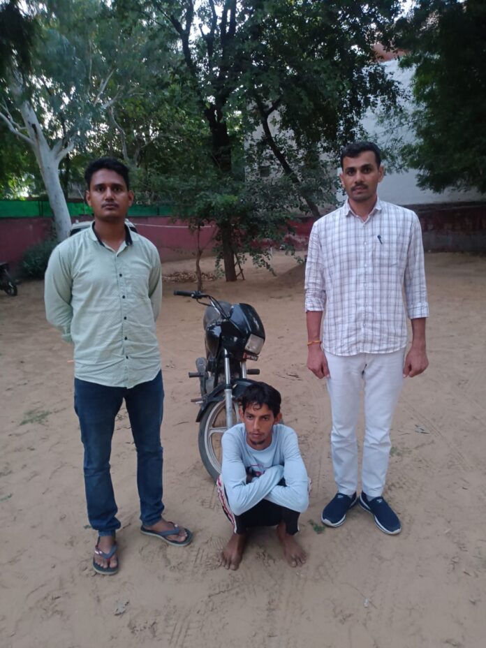 पुलिस गिरफ्त में आरोपित।