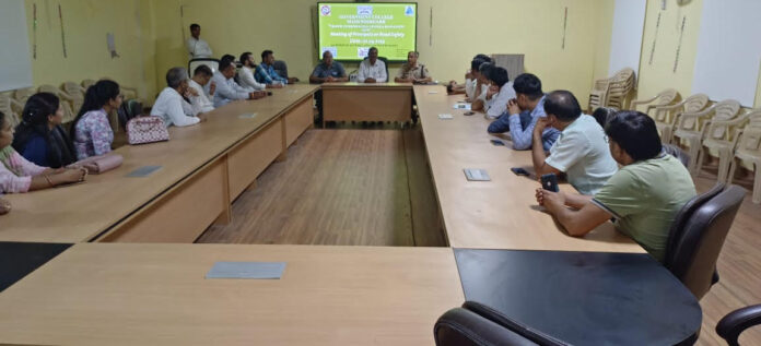 रोड़ सेफ्टी नियमों के बारे में आयोजित होने वाली प्रतियोगिता के संबंध में राजकीय महाविद्यालय में बैठक लेते उप-पुलिस अधीक्षक मोहिंद्र सिंह।