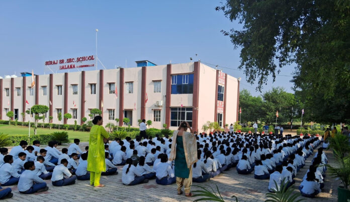 हिंदी दिवस पर सूरज स्कूल बलाना के प्रांगण में निबंध प्रतियोगिता