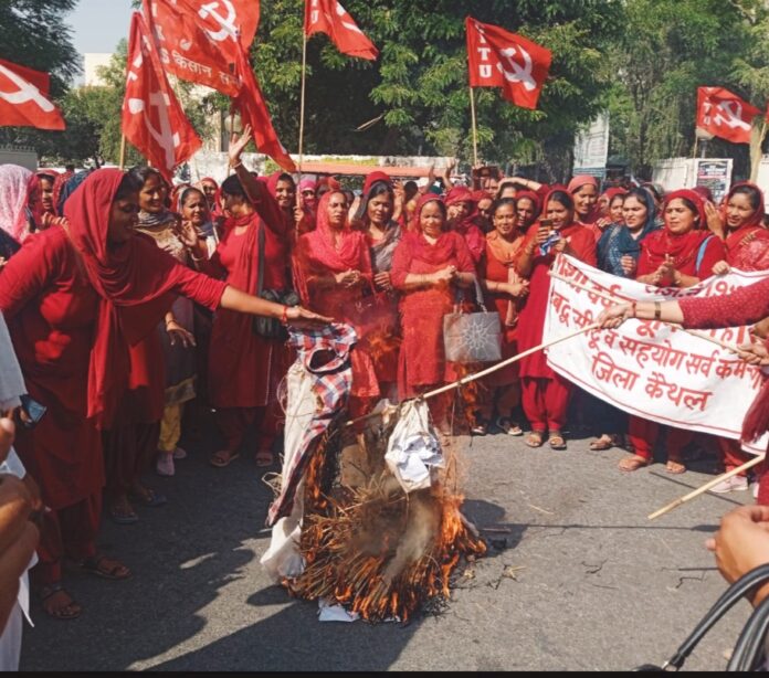 कैथल में मुख्यमंत्री का पुतला फूंकते हुए व प्रदर्शन करते हुए आशा वर्कर्स।