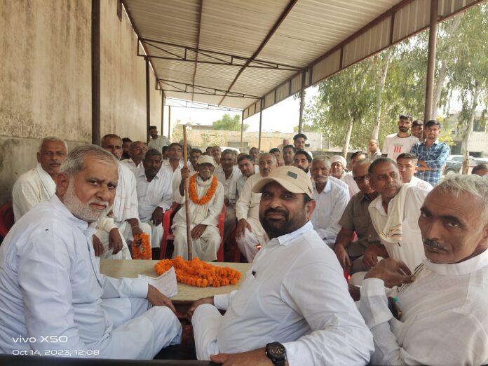 विधायक लीला राम गांव वासियों को आमंत्रित करते हुए।