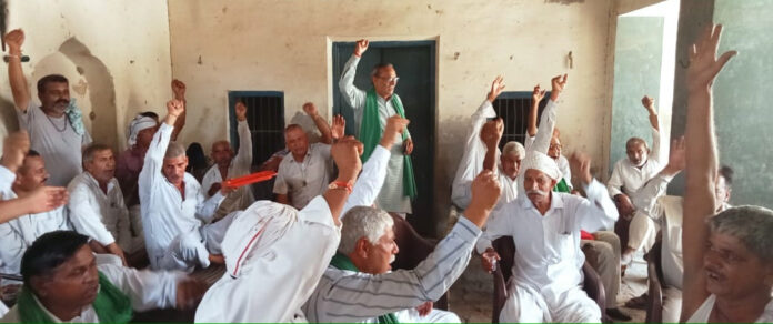 जुंडला के गांव कतलाहेड़ी में किसान पंचायत को संबोधित करते भाकियू प्रदेशाध्यक्ष रतनमान